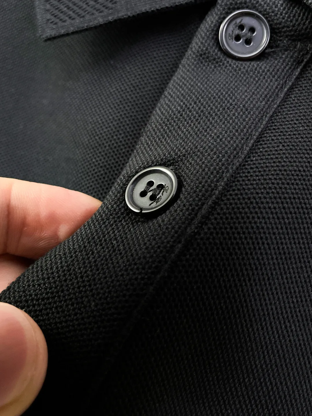 LP New Arrival long-sleeved Polo shirt, original fabric, official Same Style, made of pure cotton pique fabric, custom-made in the same vat, feels very comfortable and smooth, very wide and stylish, produced by factory for first-line brands, imported Behringer embroidery machine, embroidery is full and textured, collar and collar ribs are woven with imported yarn, does not deform after long-term wear, the most New Arrival style in autumn and winter, fashionable and individual Super Versatile and good-looking. It is very suitable for both men and women. It is a must-have for everyone. Size: M-XXXL